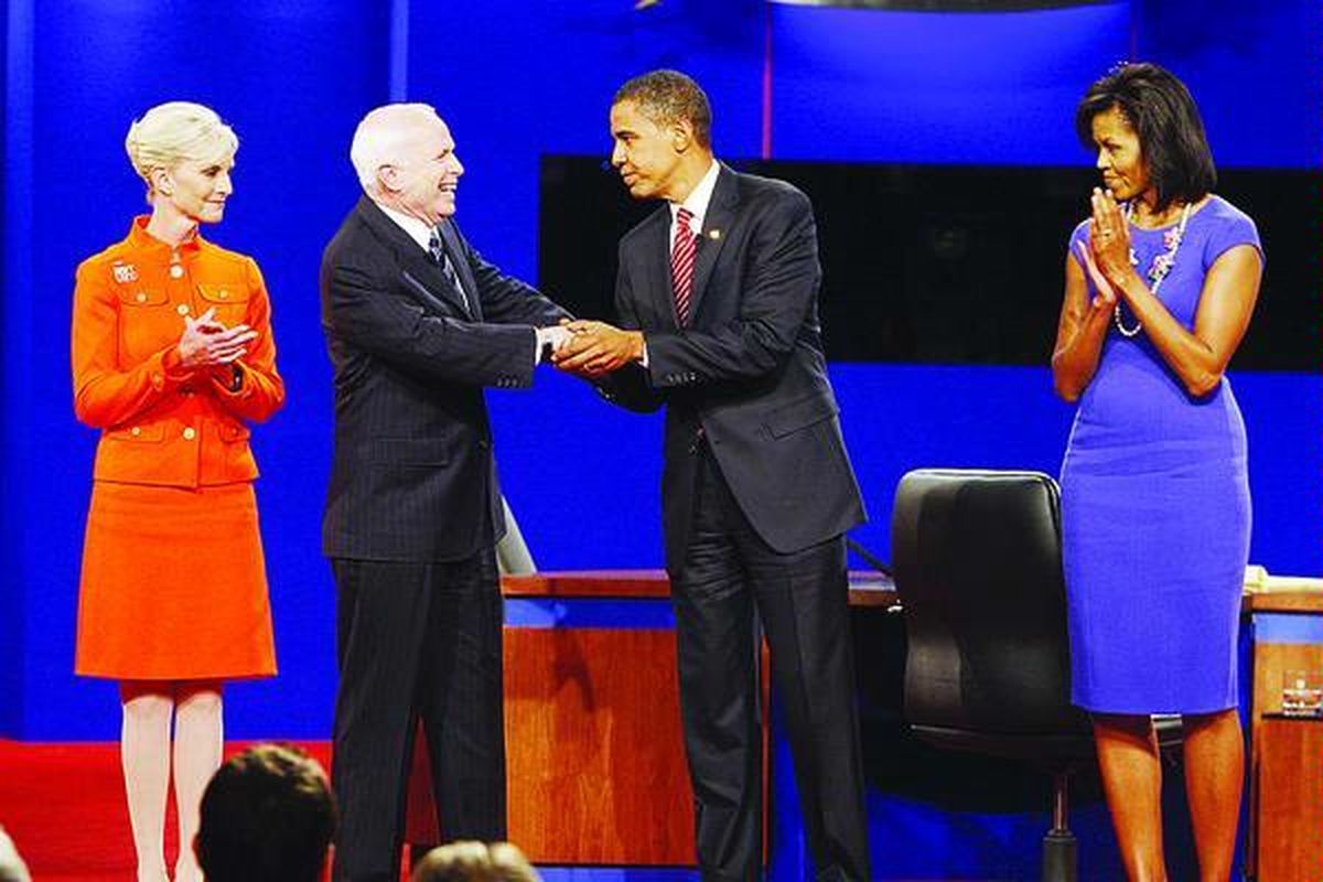 Calon presiden dari Republik, John McCain, yang didampingi istrinya, Cindy, bersalaman dengan calon presiden dari Demokrat, Barack Obama, yang didampingi istrinya, Michelle, seusai perdebatan di Hofstra University, Hempstead, New York, Kamis (16/10).  