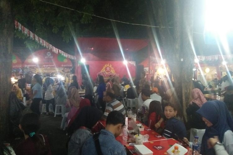 Suasana pengunjung di Festival Kuliner Pedas Semarang, area parkir bekas Gedung Sriratu Jalan Pemuda Semarang, Jumat (29/11/2019).