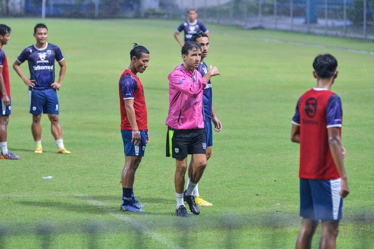 Pelatih Persib Luis Milla tengah memberikan arahan dalam persiapan terakhir Persib di Bandung pada Senin (5/12/2022) sebelum bertolak ke Jawa Tengah guna melakoni laga lanjutan Liga 1 2022-2023 dengan sistem bubble tanpa penonto.  