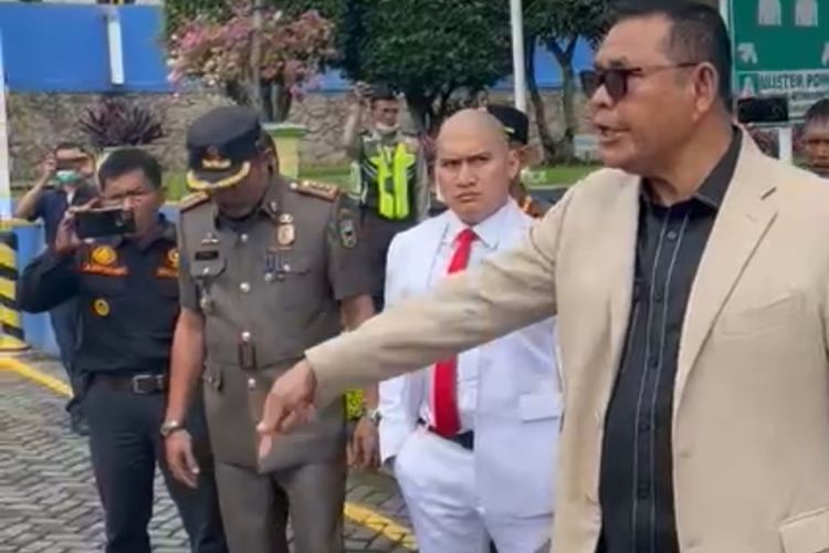 Bupati Solok Epyardi Asda mengamuk di Kantor Aqua Solok, Sumatera Barat, Kamis (10/11/2022)