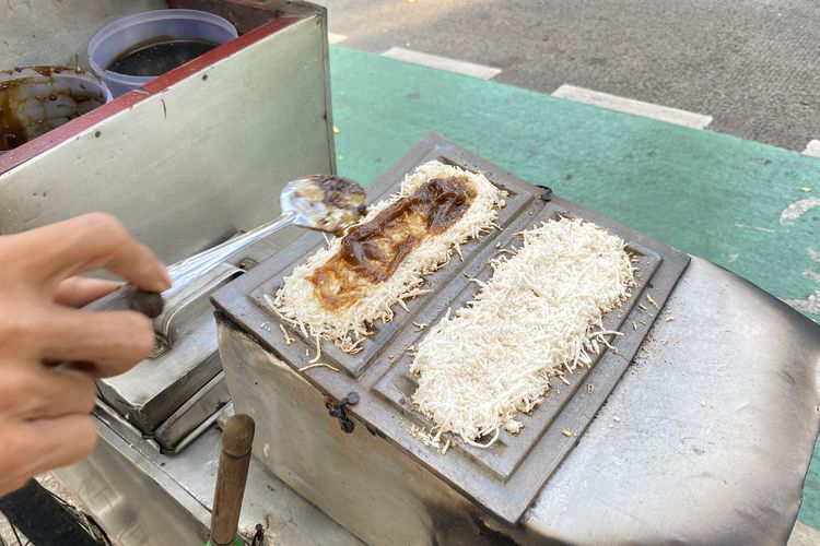 Di Balik Asap Arang Kue Rangi, Ada Perjuangan Menjaga Warisan Kuliner Betawi