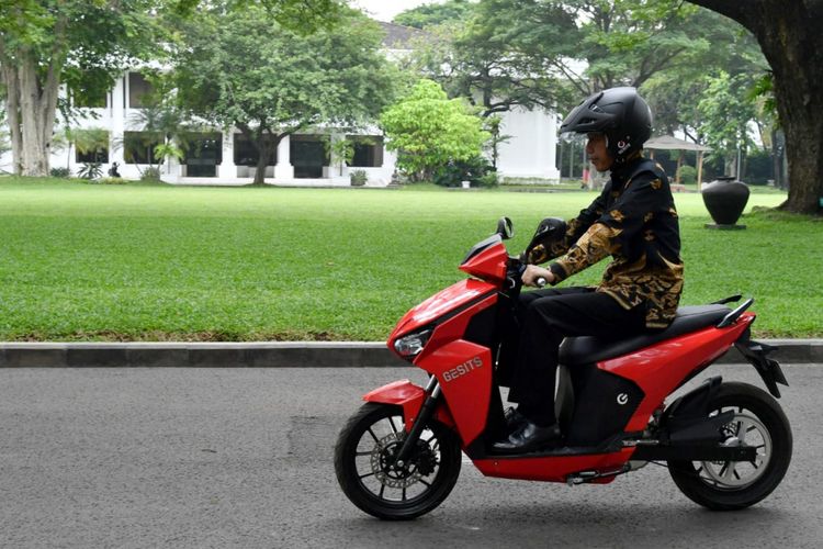 Presiden Joko Widodo jajal skuter listrik anak bangsa, Gesits yang siap produksi massal, di Istana Kepresidenan, Jakarta, Rabu (7/11/2018)