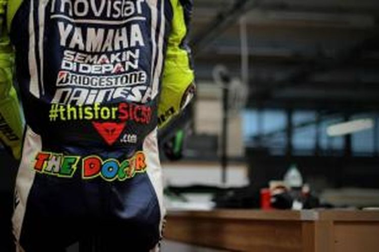 Baju dengan tambahan tulisan #thisforSic58 yang dipakai pebalap Movistar Yamaha asal Italia, Valentino Rossi, pada GP Italia di Sirkuit Mugello, 30 Mei-1 Juni 2014.
