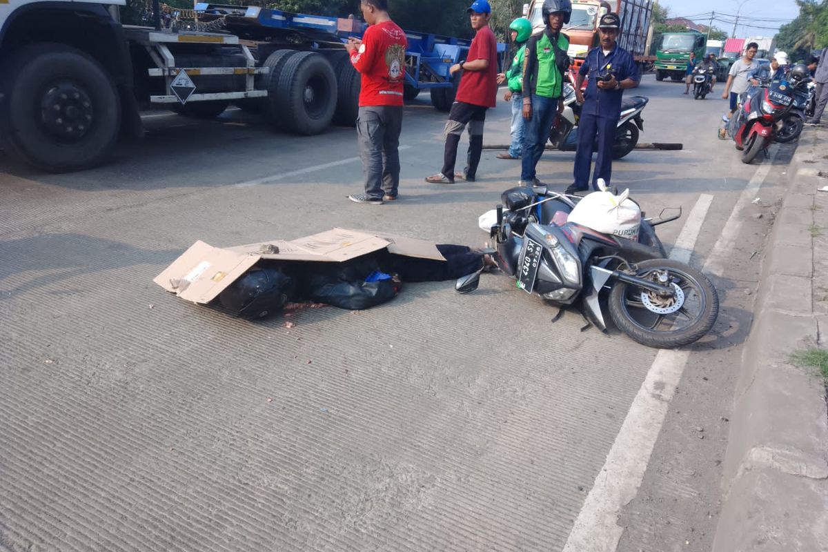 Pengendara sepeda motor terlindas truk trailer muatan konteiner di Jalan Akses Marunda, Cilincing, Jakarta Utara pada Rabu (5/5/2023).