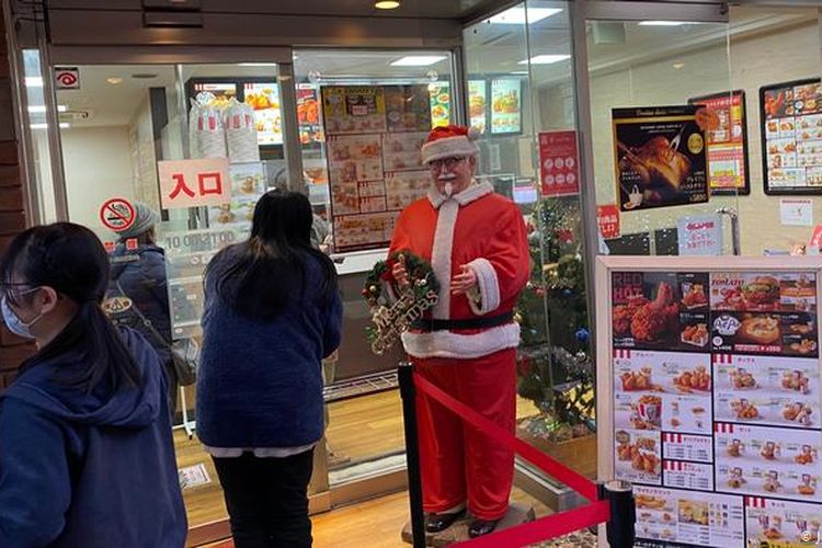 Orang-orang di Yokohama, Jepang, mengantre di salah satu gerai KFC untuk memesan makanan.