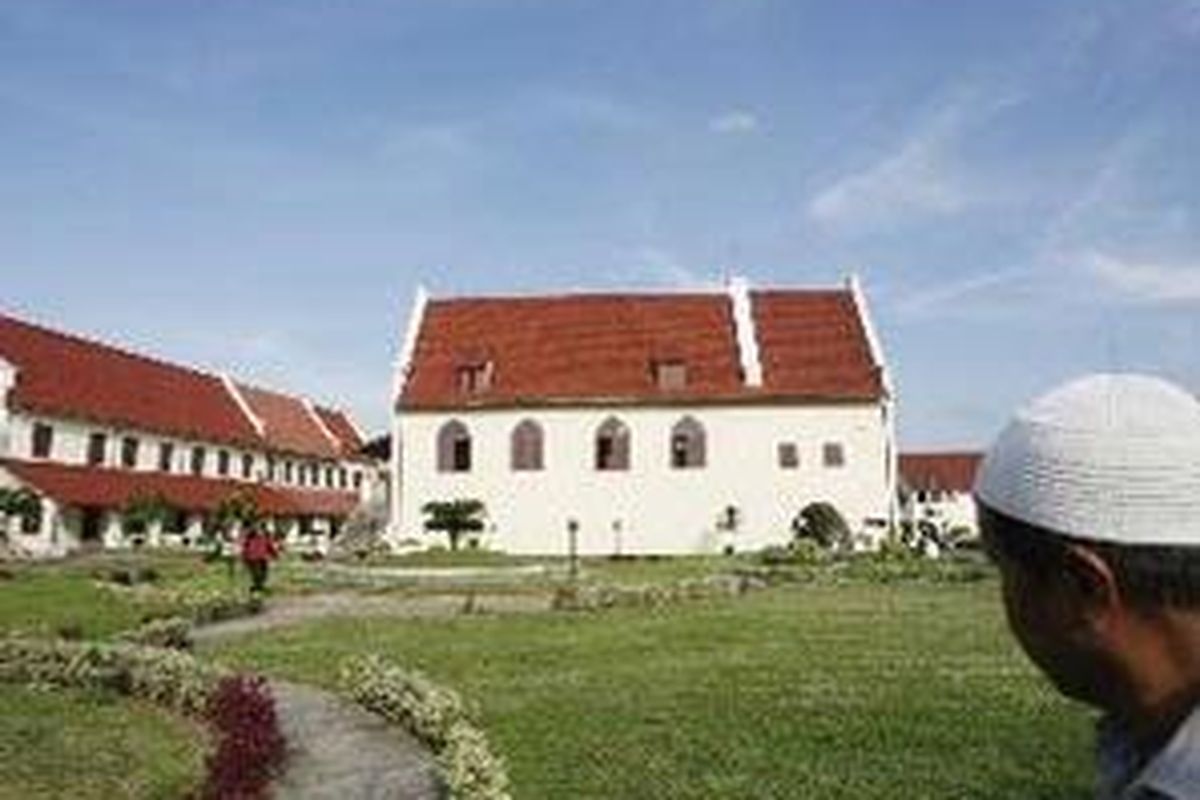 Benteng Rotterdam di kawasan pesisir kota Makassar merupakan salah satu aset wisata andalan Makassar. Benteng itu diserahkan Kerajaan Gowa semasa pemerintahan Sultan Hasanuddin kepada VOC sebagai bentuk perjanjian Bungaya 18 November 1667. 