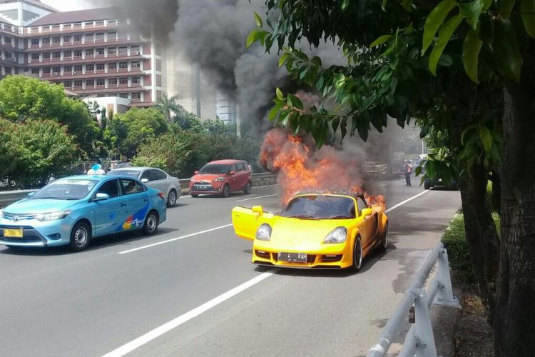 Toyota MR2 terbakar di Tol Slipi arah Grogol, Minggu (20/5/2018)