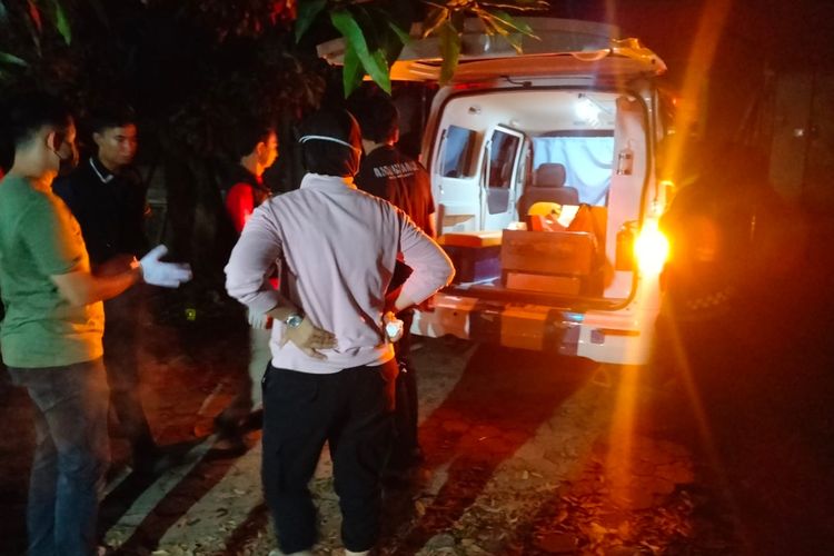 Polisi saat melakukan olah TKP di lokasi penemuan mayat satu keluarga yang terkubur di dalam rumah di Kelurahan Paoman, Kecamatan/Kabupaten Indramayu, Jawa Barat, Senin (1/9/2025) malam