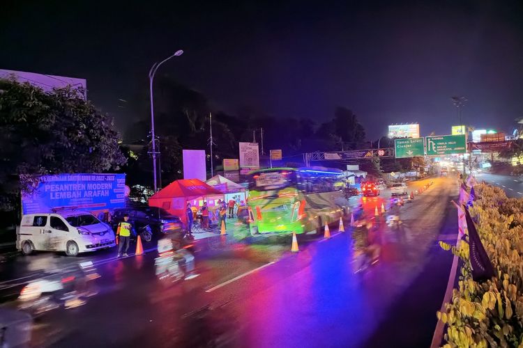 Kondisi lalu lintas di jalur Puncak Bogor, Jawa Barat, pada Minggu (1/5/2022) malam atau H-1 Lebaran terpantau ramai lancar. Berbagai macam kendaraan umum hingga kendaraan pribadi tampak melintas di jalur tersebut.