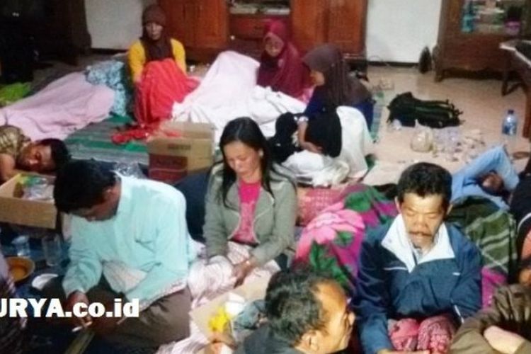 Korban longsor di Desa Banaean, Kecamatan Pulung, Kabupaten Ponorogo, Sabtu (1/4/2017). 