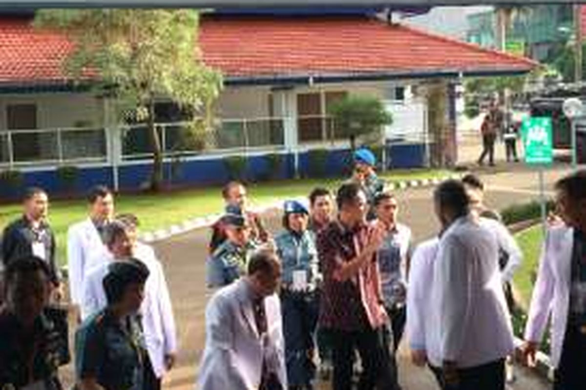 Bakal calon gubernur DKI Jakarta, Agus Harimurti Yudhoyono saat akan pemeriksaan kesehatan di RSAL Mintohardjo, Jakarta, Sabtu (24/9/2016).