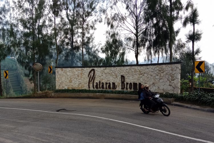 Teras Bromo di lokasi Plataran Bromo, Desa Ngadiwono, Tosari, Pasuruan, Jawa Timur yang jadi pos jeep atau jeep spot baru menuju kawasan Bromo Tengger, Sabtu (21/4/2018).