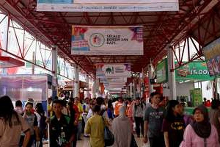 Pengunjung memadati Jakarta Fair Kemayoran 2016 di JIExpo, Kemayoran, Jakarta Pusat, Minggu (12/6/2016). Acara tahunan dalam rangka merayakan HUT Ke-489 Kota Jakarta tersebut diikuti sekitar 2700 peserta pameran dan dimeriahkan ratusan musisi Tanah Air, berlangsung 10 Juni-17 Juli.