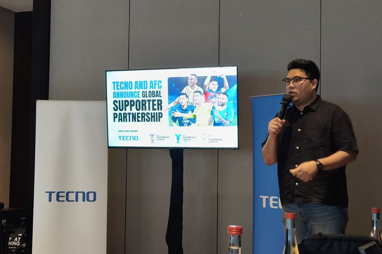 PR Manager Tecno Indonesia, Anthoni Roderick menjelaskan kemitraan Tecno dengan AFC dalam acara Media Gathering Tecno x AFC di Hotel Pullman, Bandung, Jawa Barat, Kamis (24/10/2024).