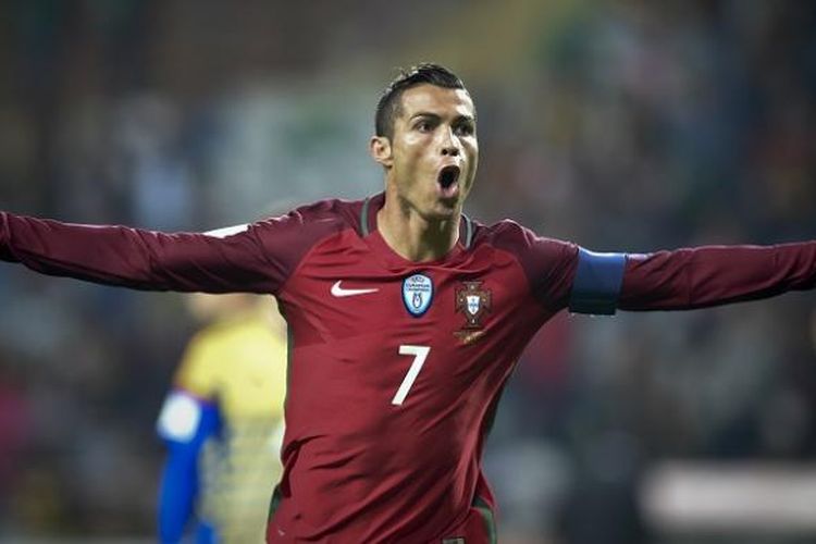 Kapten Portugal, Cristiano Ronaldo, melakukan selebrasi setelah berhasil membobol gawang Andorra dalam laga Kualifikasi Piala Dunia 2018 Zona Eropa, di Municipal de Arouca, Jumat (7/10/2016) waktu setempat.