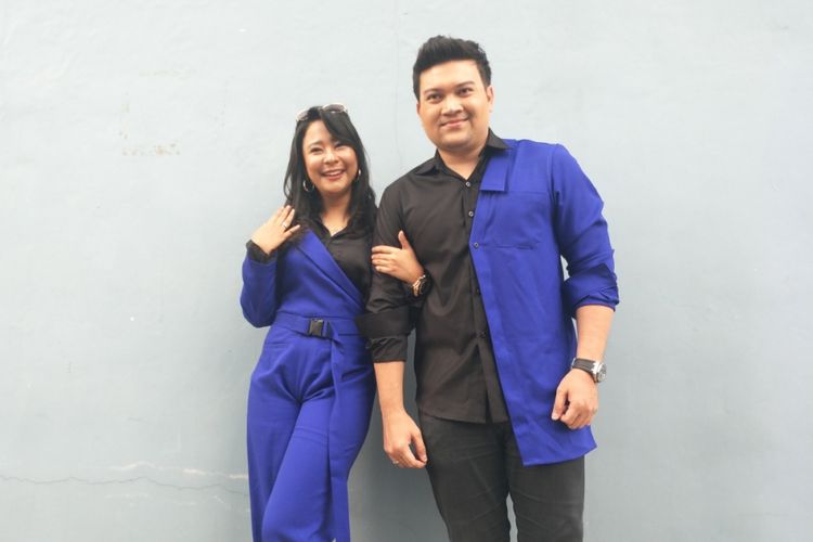 Chikita Meidy (kiri) dan suaminya Indra Bachdim setelah menjadi bintang tamu dalam program bincang-bincang di Stidio TransTV, Mampang, Jakarta Selatan, Kamis (19/7/2018).