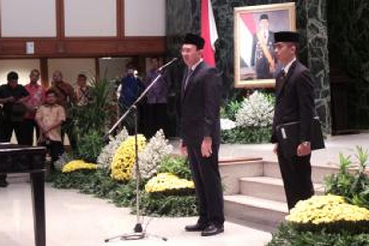 Gubernur DKI Jakarta Basuki Tjahaja Purnama saat melantik Kepala Kanwil Regional (Kanreg) V Badan Kepegawaian Negara (BKN) DKI Jakarta I Nyoman Arsa dan ratusan pimpinan tinggi pratama, administrator, dan pengawas di lingkungan Pemprov DKI Jakarta, di Balai Kota, Jumat (4/9/2015). 