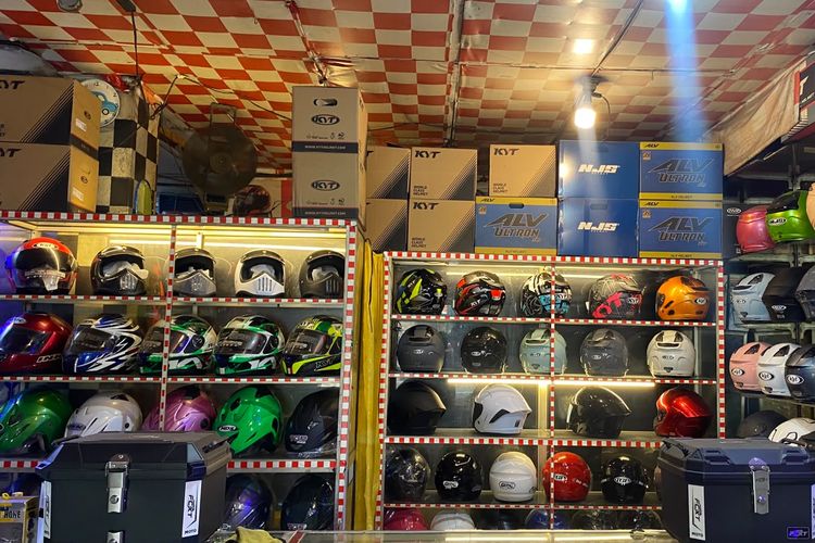 Alasan Warga Beli Helm Pinggir Jalan: dari Hilang hingga Kena Tilang
