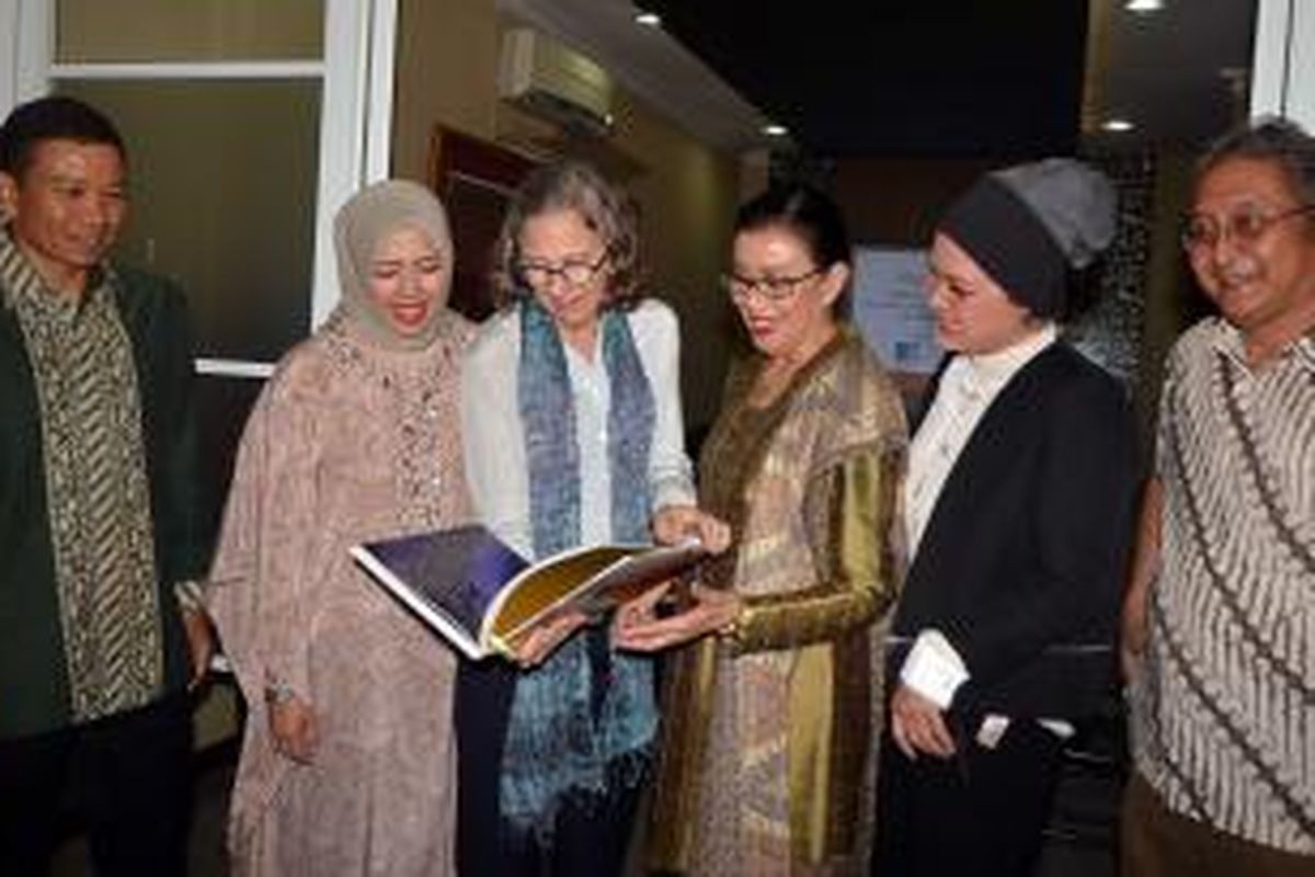 Buku Kebayaku karya Mien Uno dijadikan buku referensi busana tradisional Indonesia dan menjadi salah satu koleksi di Library of Congress, Washington DC.