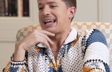 Charlie Puth dalam dalam wawancara eksklusif bersama Kompas.com di Hotel Raffles Singapura, Jumat (16/9/2022).