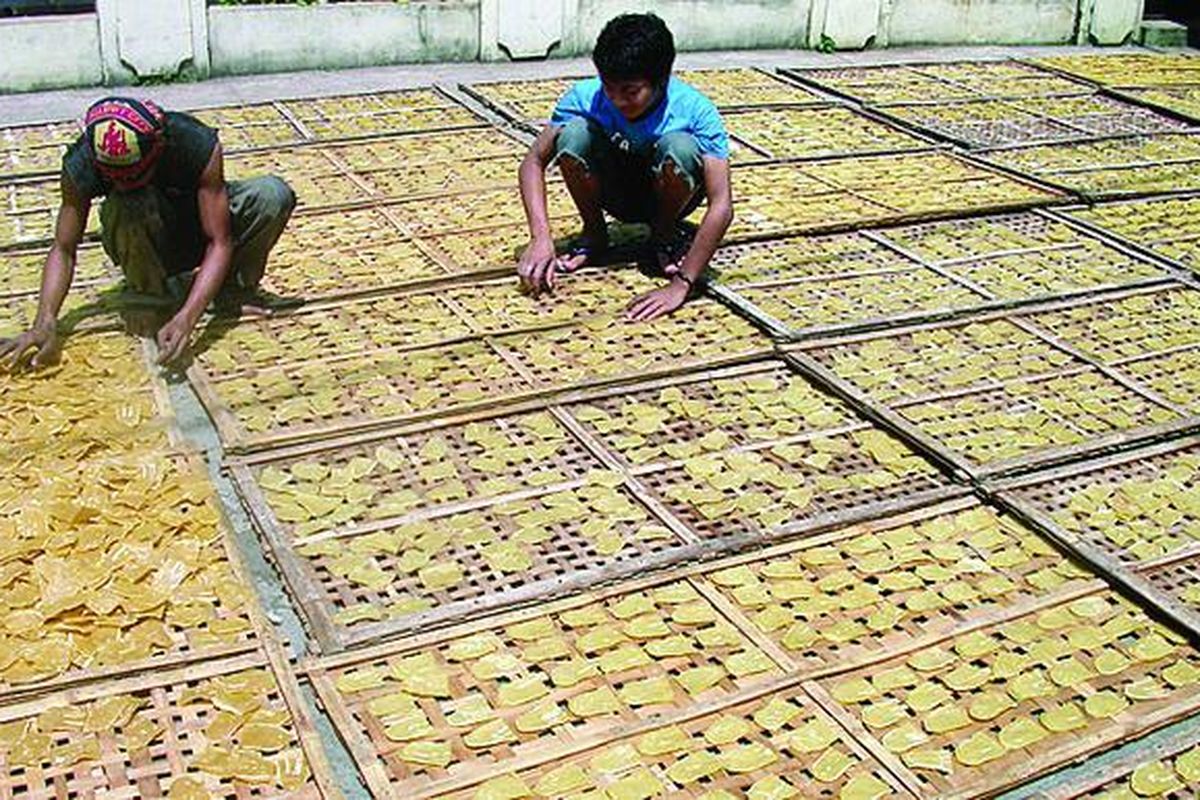 Pekerja sebuah pabrik kerupuk di daerah Menteng Atas, Setiabudi, Jakarta Selatan. 