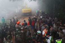 Jalan Tertutup Material Longsor, Jalur Puncak Dipastikan Belum Dibuka Hari Ini