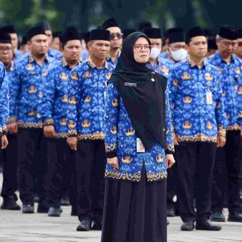 Aparatur sipil negara (ASN) Pemerintah Provinsi (Pemprov) Daerah Khusus Ibu Kota (DKI) Jakarta melakukan upacara.