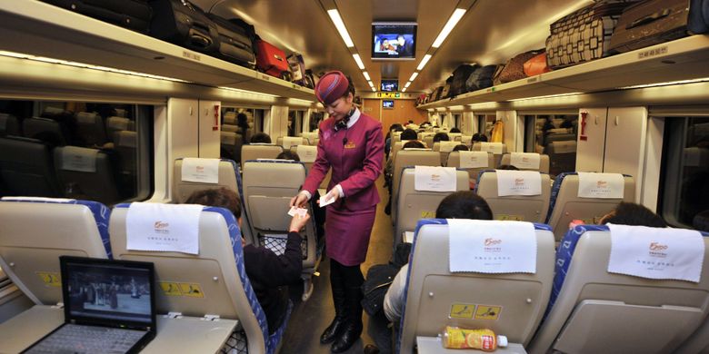 Foto ini diambil pada 11 Januari 2011 saat  China meluncurkan beberapa rute kereta api berkecepatan tinggi lainnya yang menghubungkan Chongqing ke Shanghai, Chengdu ke Beijing dan Chengdu ke Shanghai pada hari yang sama.  (AFP PHOTO/STR)