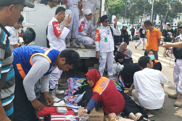 Dua orang wanita pingsan di Patung Kuda, Monas, Jakarta Pusat, Senim (2/12/2019).