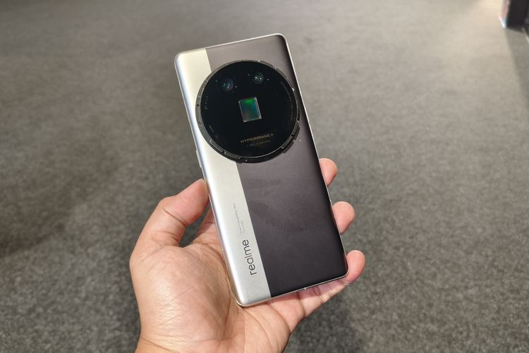 Ponsel Realme Interchangeable-Lens ditampilkan di booth Realme di ajang MWC Barcelona 2025, Selasa (4/3/2025).