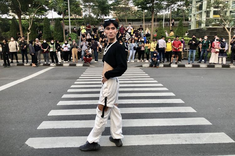 Vincent remaja SCBD dari Jakarta Timur melenggang di Citayam Fashion Week, Stasiun MRT Dukuh Atas, Jakarta, Rabu (20/7/2022). 