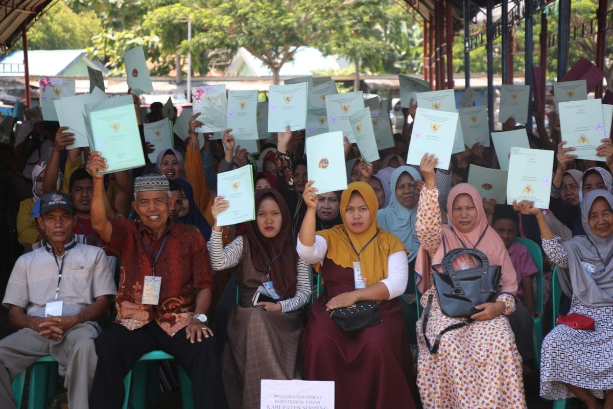 1.838 warga dari 13 Kabupaten di Sulawesi Selatan, menerima sertipikat tanah hasil dari kegiatan Reforma Agraria, Redistribusi, dan Konsolidasi Tanah 2019, Selasa (26/11/2019).