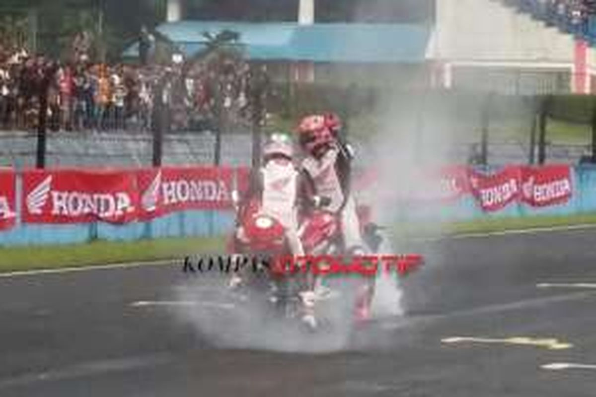 Marquez Pedrosa Burn Out pakai All New Honda CBR150R di Sirkuit Sentul, Bogor.