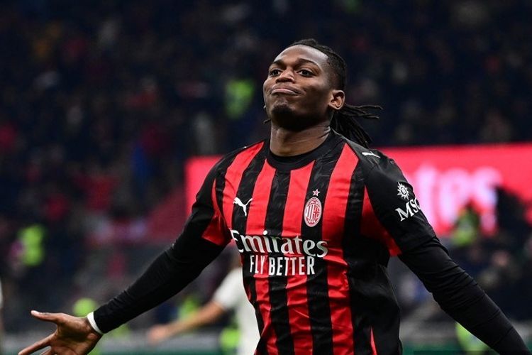 Penyerang AC Milan Rafael Leao merayakan gol pertama pada laga Serie A Italia antara AC Milan dan Lazio di stadion San Siro di Milan pada 29 November 2025.