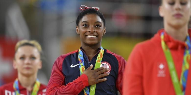 Pesenam putri Amerika Serikat, Simone Biles (tengah), menjalani seremoni di atas podium setelah memenangi noor vault (meja lompat) pada Olimpiade Rio di Olympic Arena, Rio de Janeiro, Brasil, Minggu (14/8/2016).
