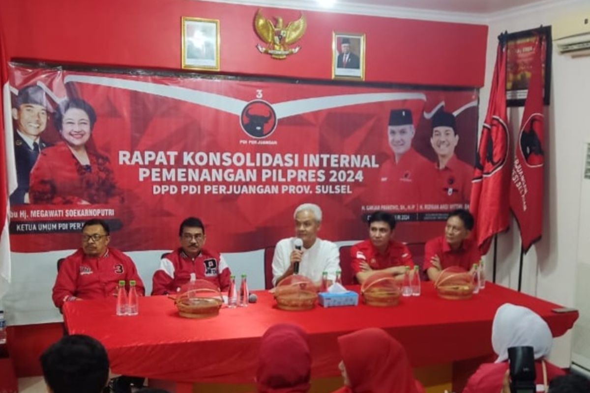 Capres PDIP Ganjar Pranowo saat Silaturahmi dengan DPD PDI Perjuangan Sulsel di Jalan Gunung Bawakaraeng, Kota Makassar, Jumat (28/4/2024) malam.