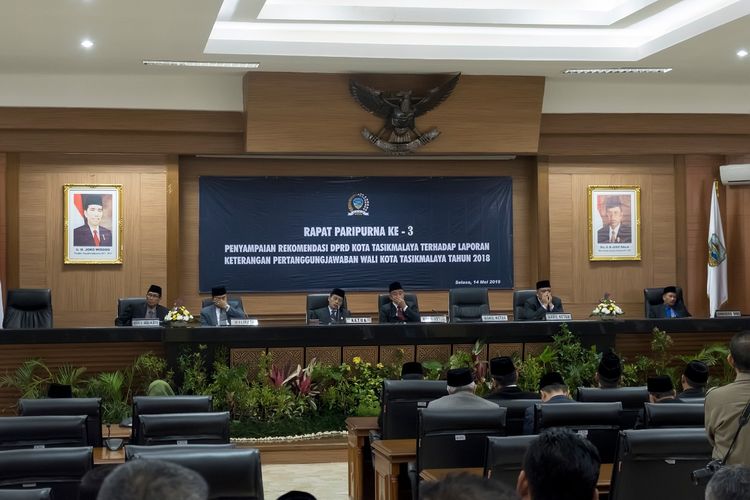 Wali Kota Tasikmalaya, Budi Budiman, terlihat menangis kembali pasca-tersangka KPK saat Rapat Paripurna di Gedung DPRD Kota Tasikmalaya, Selasa (14/5/2019).