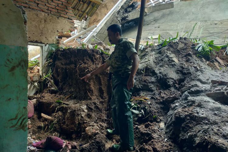Hujan Deras Picu Longsor di Lumajang, Ayah dan Anak Tewas Saat Tertidur