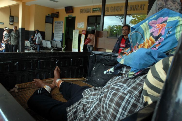 Seorang penderita gangguan kejiwaan, Bibin (56) dievakuasi menggunakan mobil patroli Polsek Cikembar saat menuggu di RSUD Sekarwangi, Cibadak, Sukabumi, Jawa Barat, Rabu (5/4/2017). Pria lanjut usia ini sempat dipasung dan rencananya dirujuk ke RSJ di Bogor.