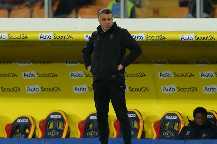 Pelatih Lecce, Roberto D'aversa saat mendampingi timnya melawan Juventus di Stadion Via Del Mare, 21 Januari 2024. Terkini, Roberto D'Aversa dipecat setelah menanduk penyerang Verona, Thomas Henry. (Photo by CARLO HERMANN / AFP)