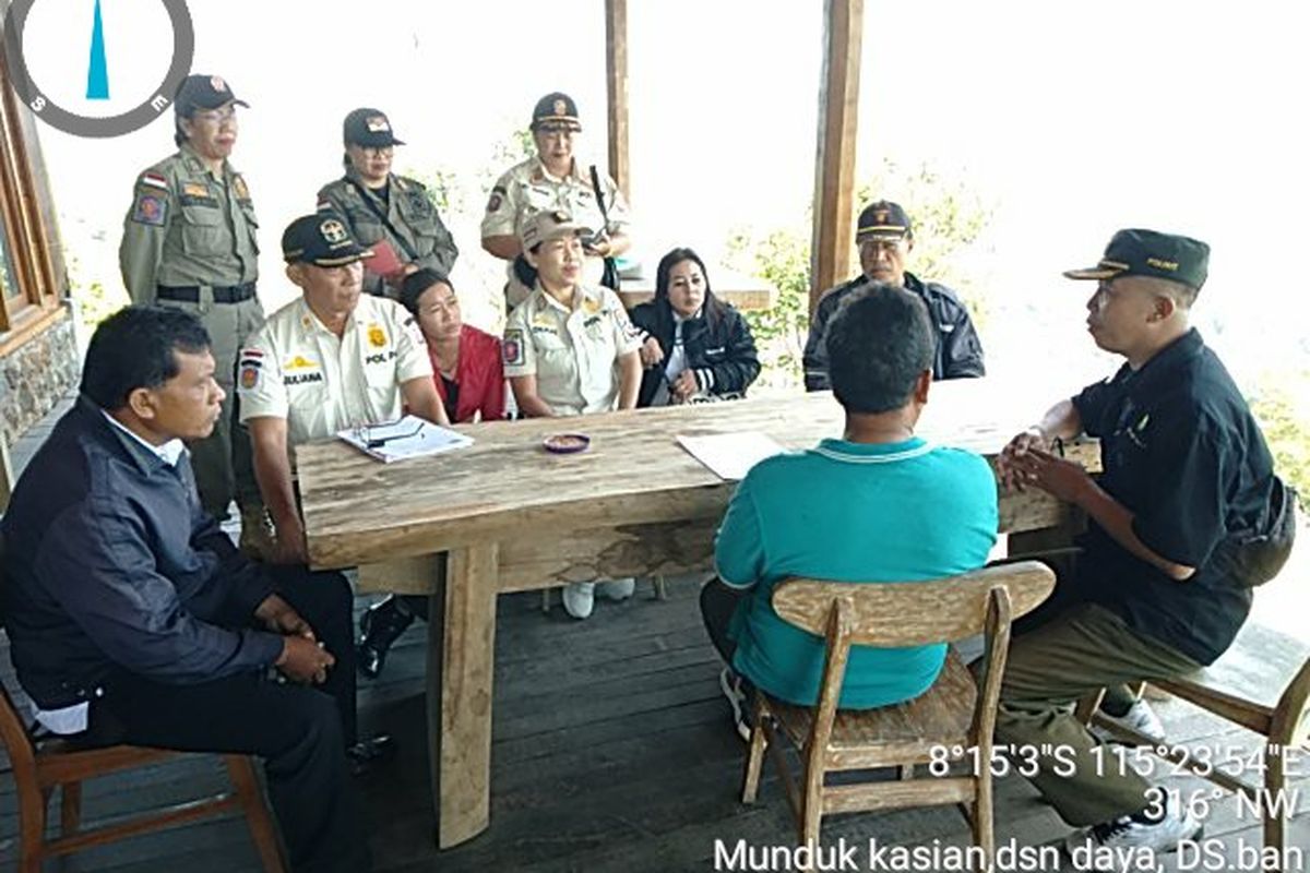 Kepala UPTD KPH Bali Timur, Made Maha Widyartha, saat mengecek keberadaan bangunan di Kawasan Hutan Suter, Rabu (8/10/2025). 