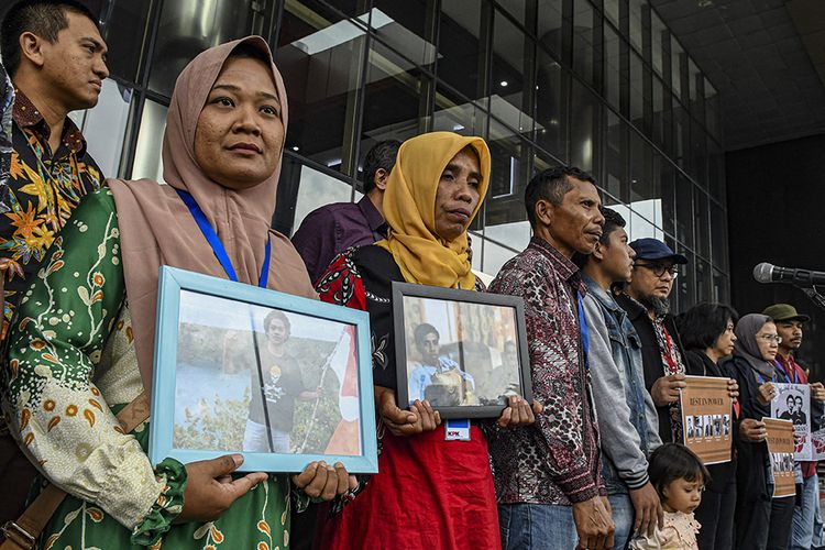 Penyidik KPK Novel Baswedan (keenam kiri) bersama Istri aktivis HAM Munir Said Talib, Suciwati (ketujuh kiri) dan Keluarga Almarhum Randi dan Yusuf memberikan keterangan kepada media usai melakukan pertemuan tertutup di gedung KPK, Jakarta, Kamis (12/12/2019). Kedatangan tersebut dalam rangka untuk meneruskan aspirasi yang diperjuangkan oleh Randi dan Yusuf dalam aksi unjuk rasa yang kemudian merenggut nyawa mereka.