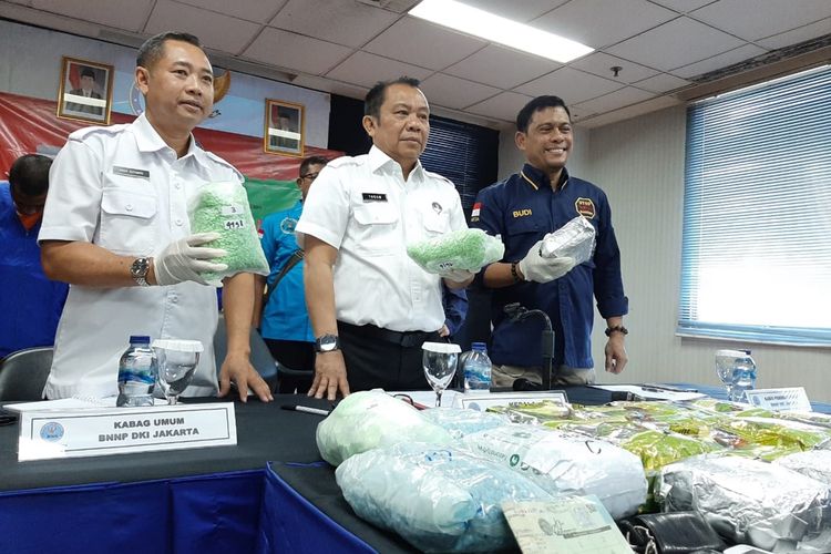 Kepala BNNP DKI, Brigjen Pol Tagam Sinaga (tengah)  merilis kasus penangakapan kurir narkoba pada Rabu (30/11/2019)