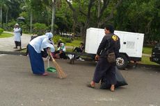 Peserta Bersih-bersih Sampah Usai Reuni Akbar 212 di Monas