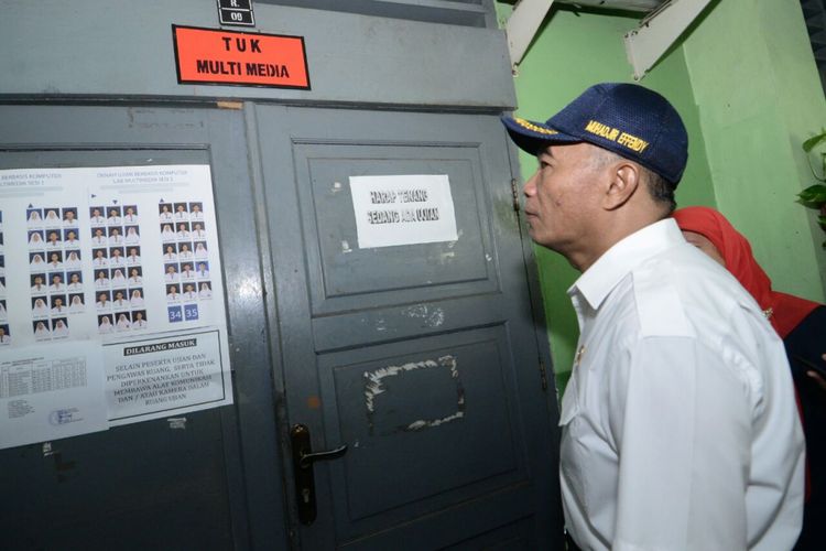 Menteri Pendidikan dan Kebudayaan, Muhadjir Effendy, meninjau pelaksanaan ujian nasional jenjang Sekolah Menengah Kejuruan (SMK) di SMK Negeri 6 Jakarta, Senin (2/4/2018).