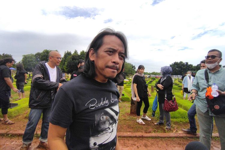 Musisi Dewa Budjana usai menghadiri pemakaman Idang Rasjidi di TPU Kampung Kandang, Jagakarsa, Jakarta Selatan, Minggu (5/12/2021).