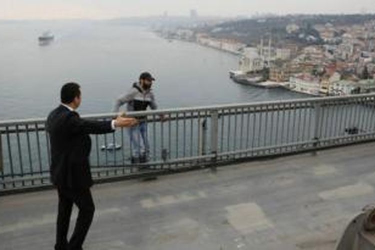 Pria tersebut sudah di pinggir jembatan akan melompat, namun dibujuk para pengawal Presiden Turki Recep Tayyip Erdogan.