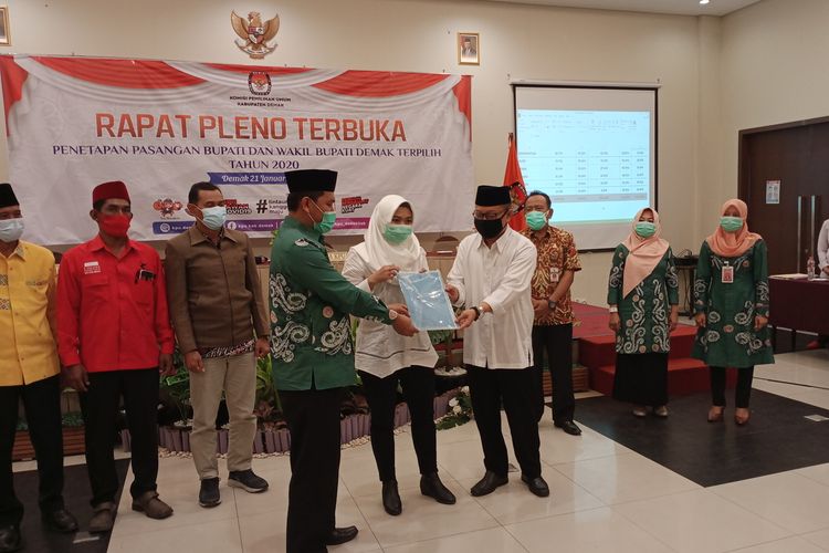 Ketua KPU Demak Bambang Setya Budi menyerahkan berita acara penetapan pasangan calon bupati dan wakil bupati terpilih dalam Pilkada Demak tahun 2020 kepada pasangan esti-Alim, Kamis (21/1/2021)
