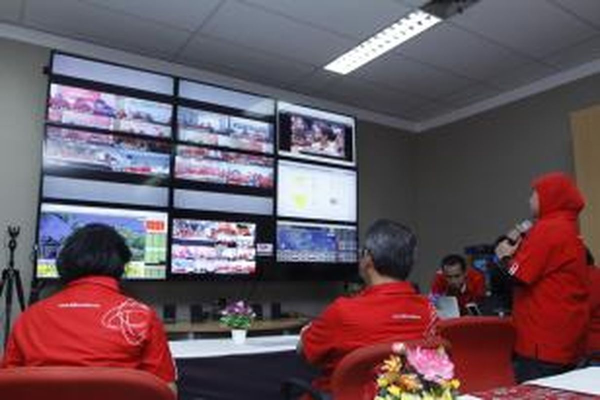 Para karyawan Telkomsel memantau jaringan telekomunikasi di Telkomsel Telecommunication Center, Jalan TB Simatupang, Jakarta