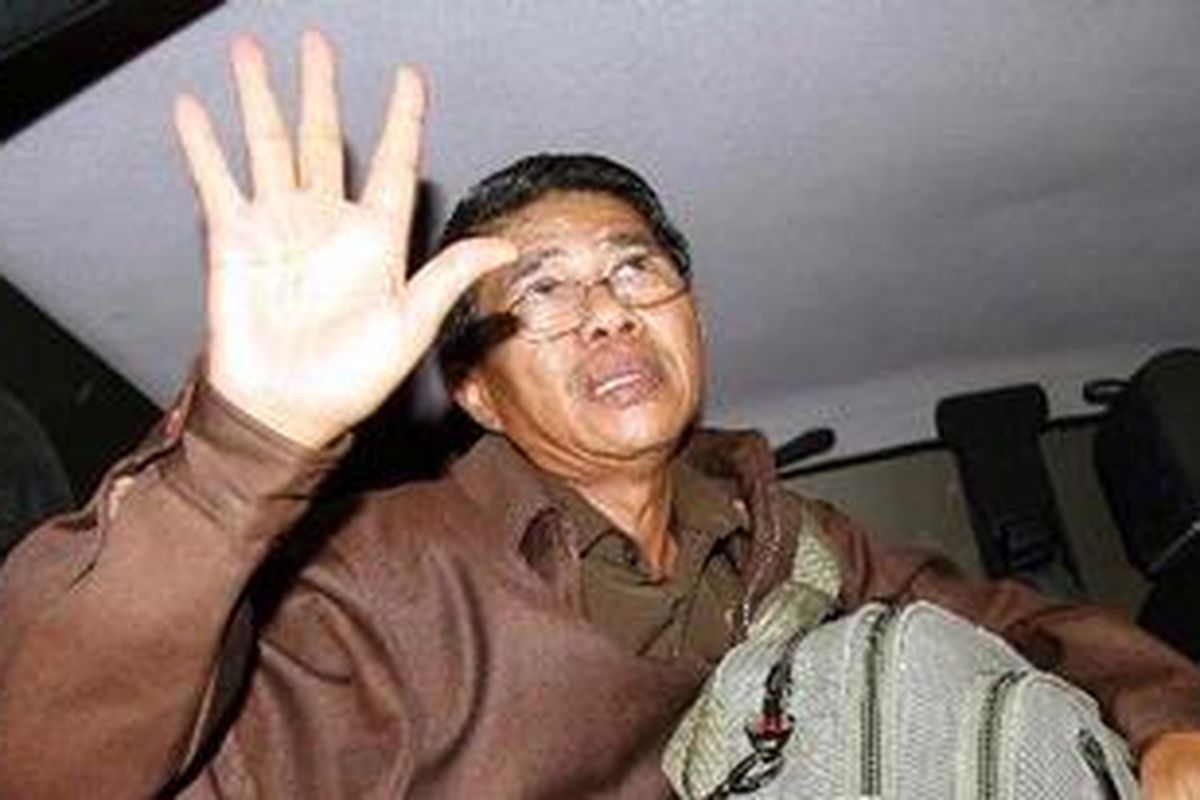 Jaksa Cirus Sinaga memasuki mobil setelah diperiksa di Bareskrim Mabes Polri, Jakarta Selatan, Rabu (12/1/2011). Cirus diperiksa terkait dugaan pemalsuan rencanan tuntutan (rentut) terhadap Gayus Halomoan Tambunan.